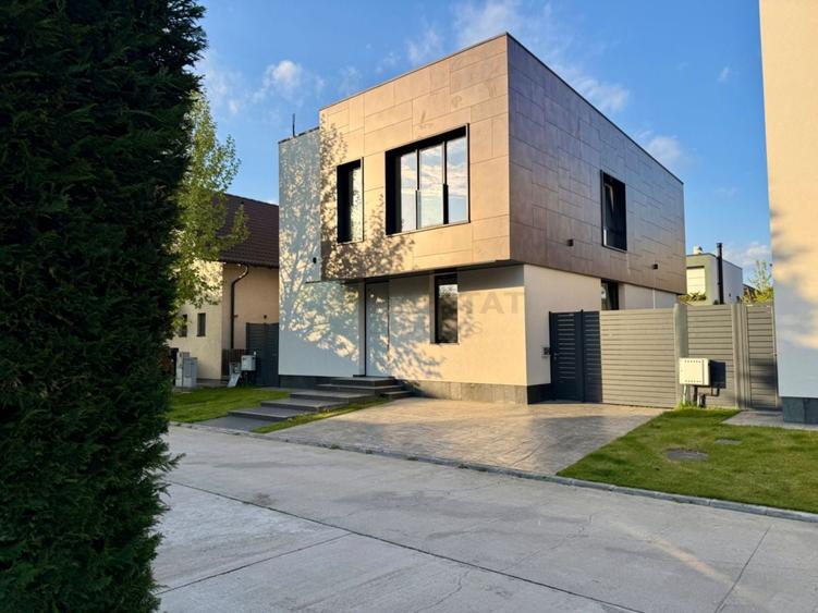 Casă individuală cu 5 camere cu Canalizare în Ostratu