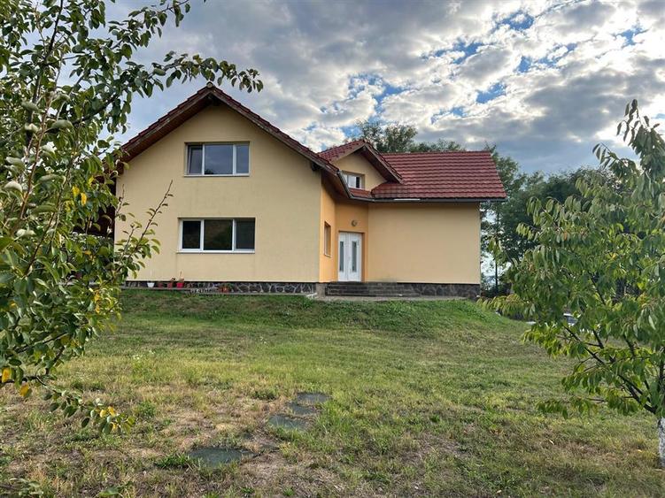 Casă individuală cu 6 camere cu Teren 5700 Mp în Cicârlău
