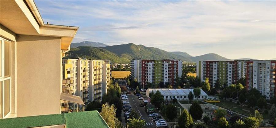 Penthouse cu 2 camere decomandat, mobilat în Avantgarden
