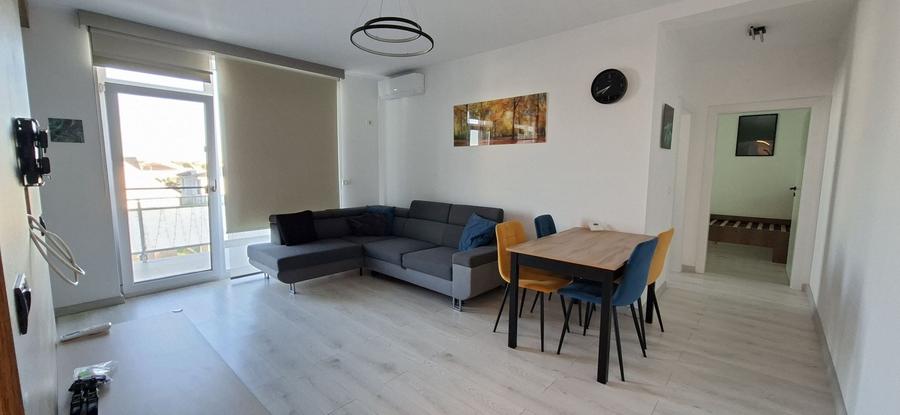 Apartament cu 3 camere semidecomandat, mobilat în Dumbrăvița