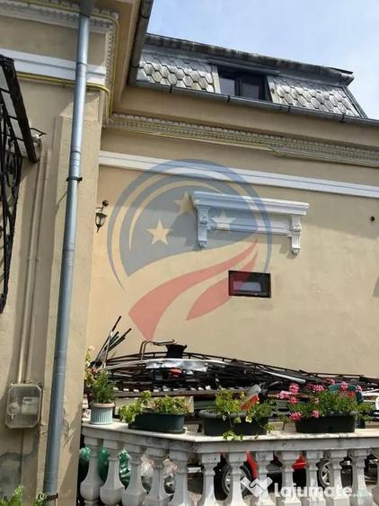 Casă cu 7 camere cu Teren 400 Mp în Central