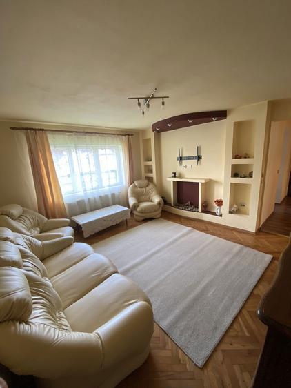 Apartament cu 3 camere decomandat în Central