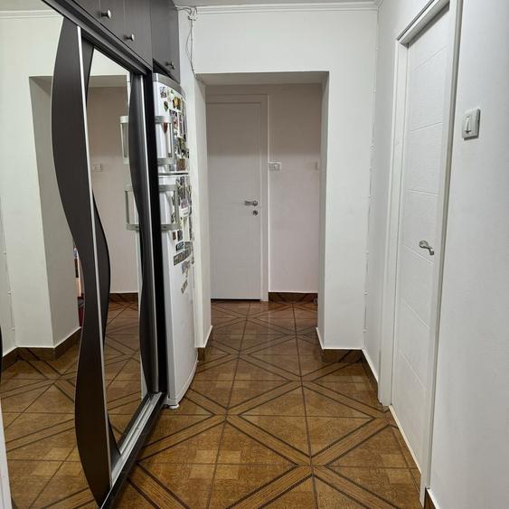 Apartament cu 3 camere semidecomandat în 13 Septembrie