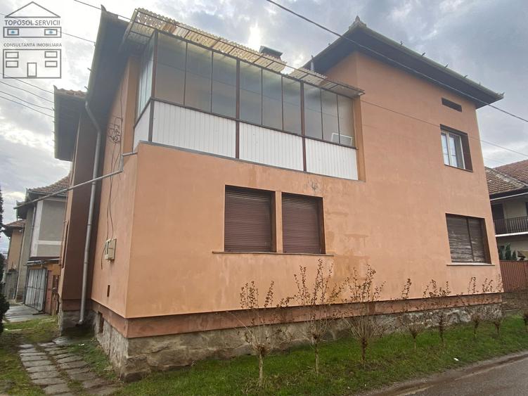 Casă individuală cu 6 camere cu Canalizare în Marghita