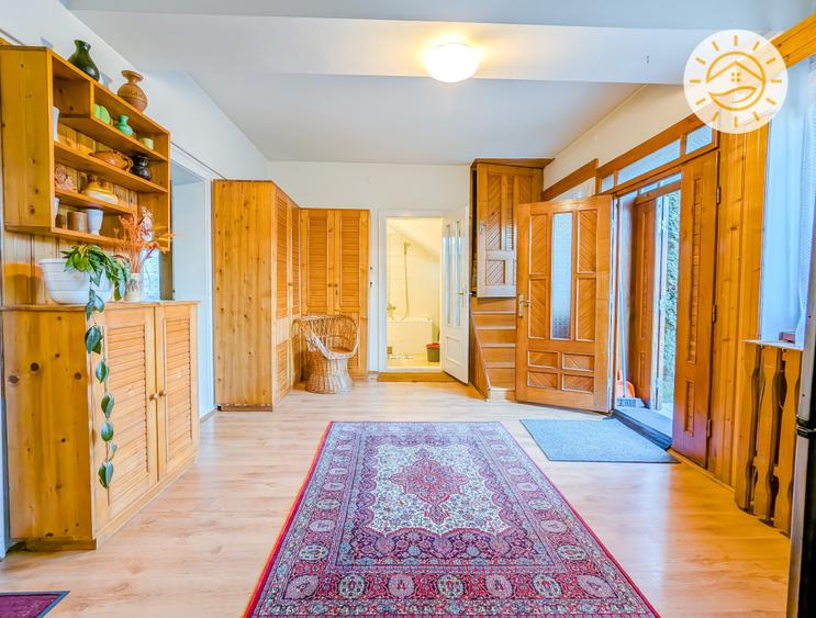 Casă individuală cu 10 camere cu Teren 980 Mp în Central