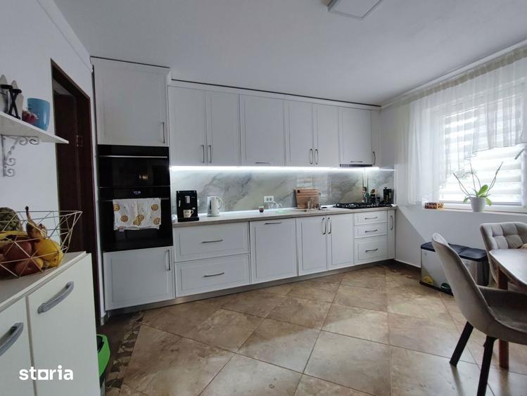 Casă cu 8 camere cu Teren 1270 Mp în Central