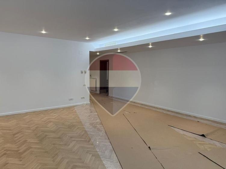 Apartament cu 3 camere semidecomandat în Primăverii