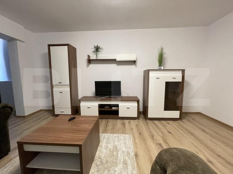 Apartament cu 3 camere decomandat, mobilat în Central