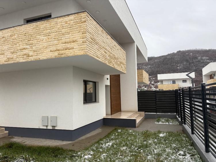 Duplex cu 4 camere cu Teren 200 Mp în Aninoasa