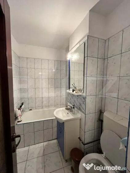 Apartament cu 3 camere semidecomandat în Decebal