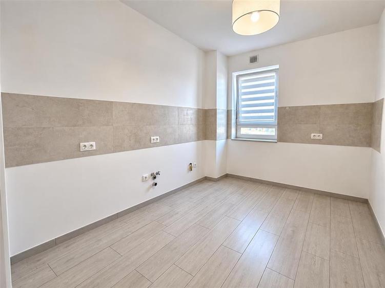 Apartament cu 3 camere decomandat în Tractorul
