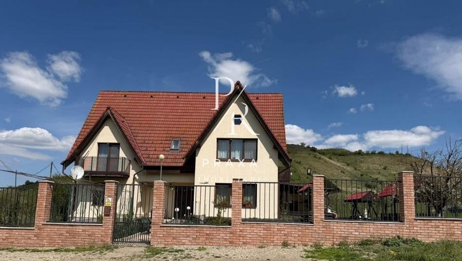Casă individuală cu 7 camere cu Teren 1076 Mp în Florești