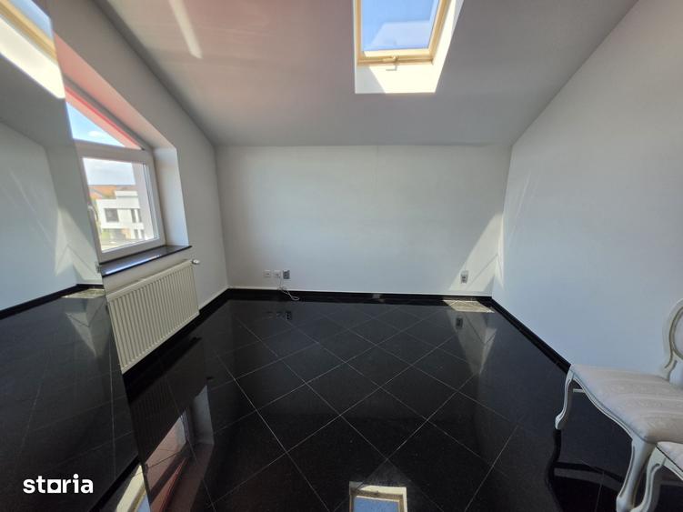 Casă cu 8 camere cu Teren 500 Mp în Central
