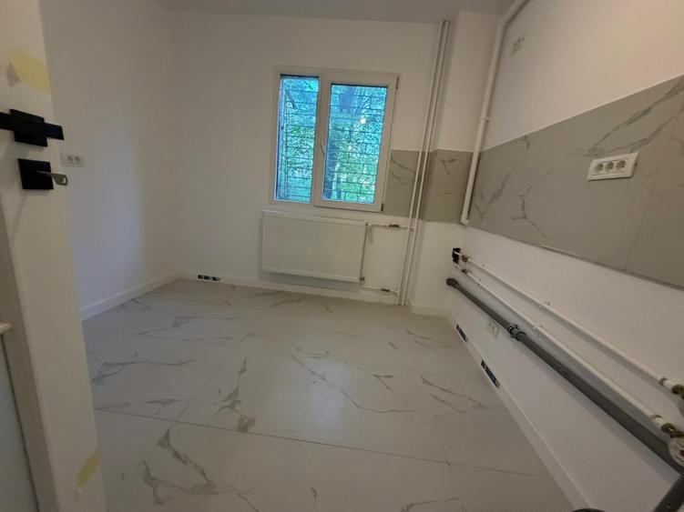 Apartament cu 3 camere semidecomandat în Titan
