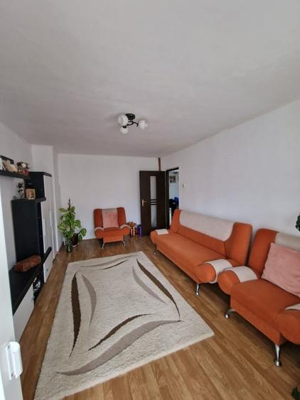 Apartament cu 3 camere decomandat, mobilat în Independenței