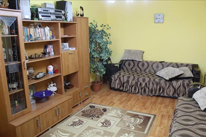 Apartament cu 3 camere decomandat în Peco