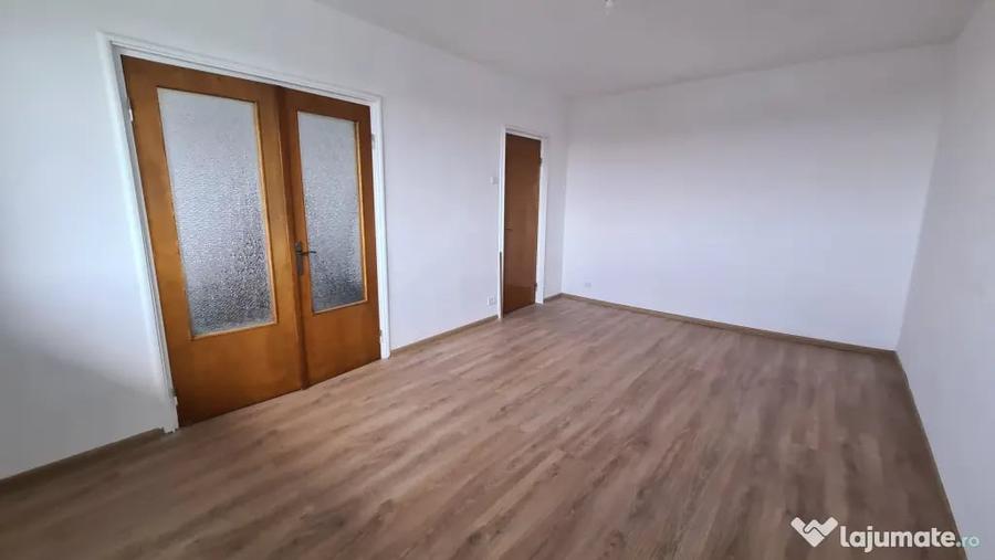Apartament cu 3 camere decomandat în Sud