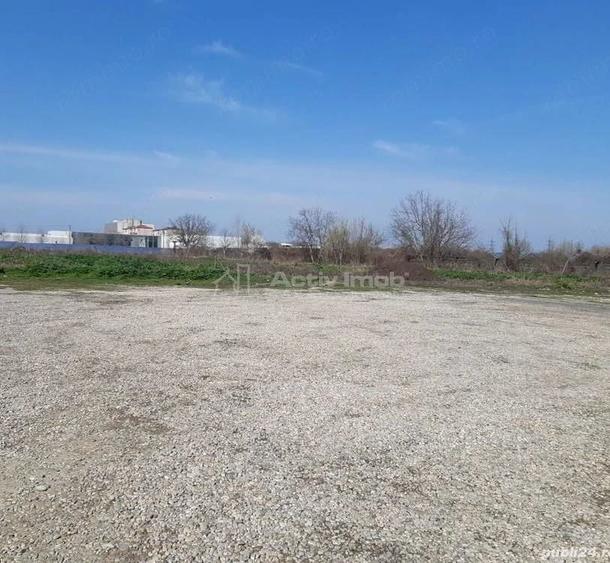 Teren de 3300 mp, în Titan