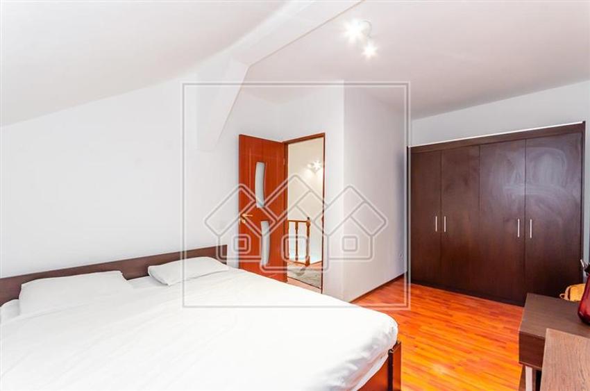 Apartament cu 3 camere decomandat în Broscărie