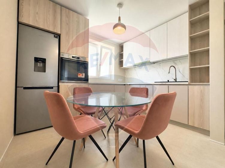 Apartament cu 3 camere semidecomandat, mobilat în Dacia
