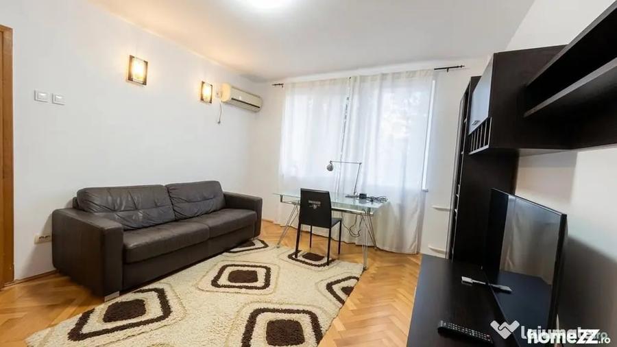 Apartament cu 3 camere semidecomandat în Grivița