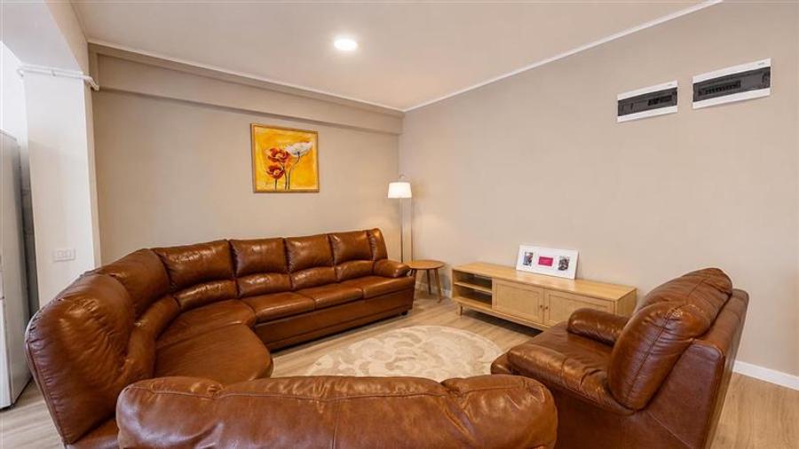 Apartament cu 2 camere semidecomandat, mobilat în Tractorul