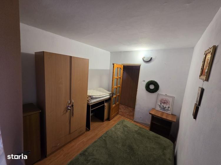 Apartament cu 3 camere semidecomandat în Craiovița Nouă