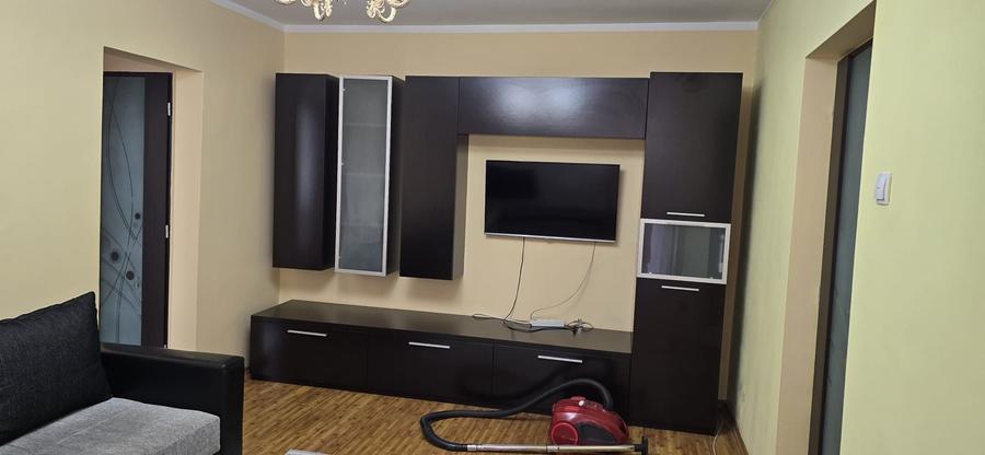 Apartament cu 3 camere semidecomandat în Galați