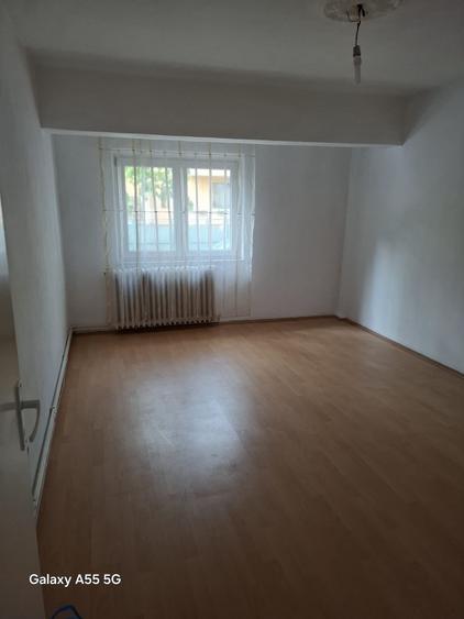 Apartament cu 3 camere decomandat în 13 Decembrie