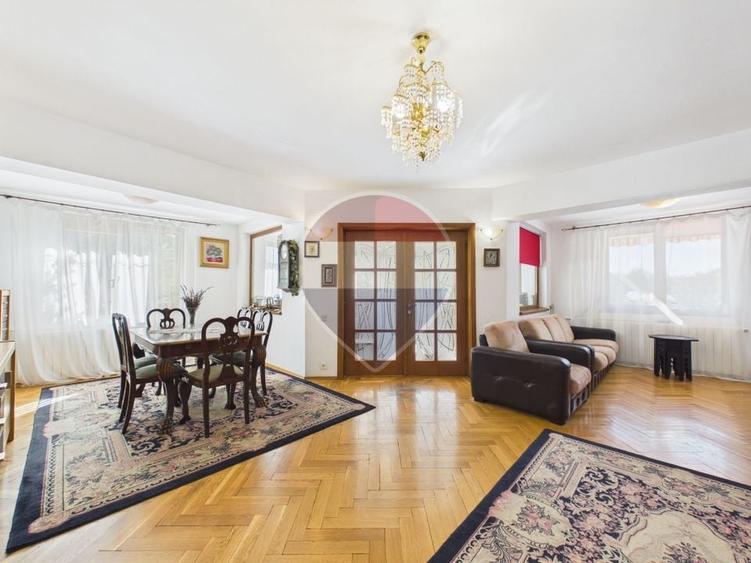 Casă individuală cu 8 camere cu Piscina în Ștefăneștii de Jos