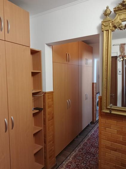 Apartament cu 3 camere decomandat, mobilat în Nicolina