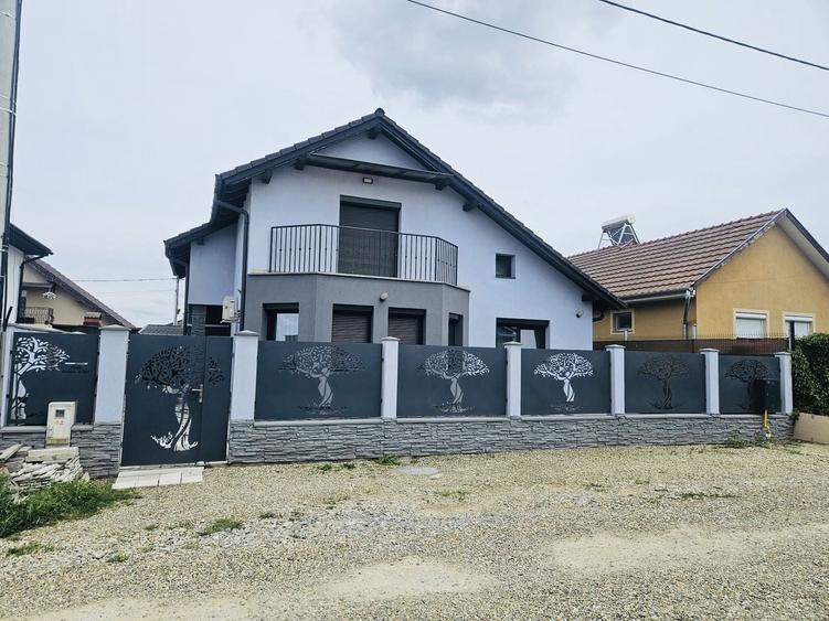 Casă individuală cu 4 camere cu Canalizare în Rontău