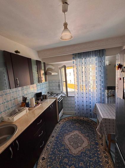 Apartament cu 3 camere decomandat în Palazu Mare