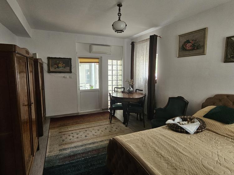 Casă individuală cu 6 camere cu Canalizare în Lipovei
