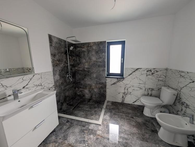 Casă individuală cu 3 camere cu Teren 400 Mp în Exterior Est