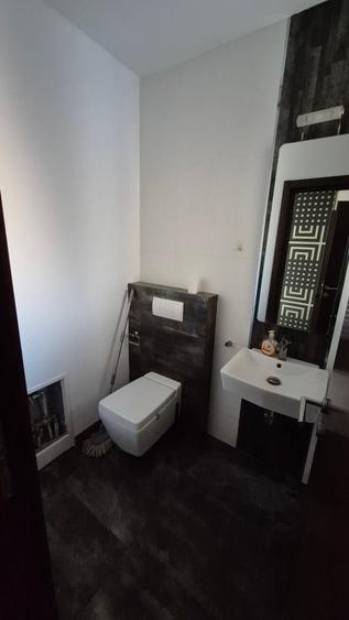 Casă individuală cu 5 camere cu Canalizare în Central