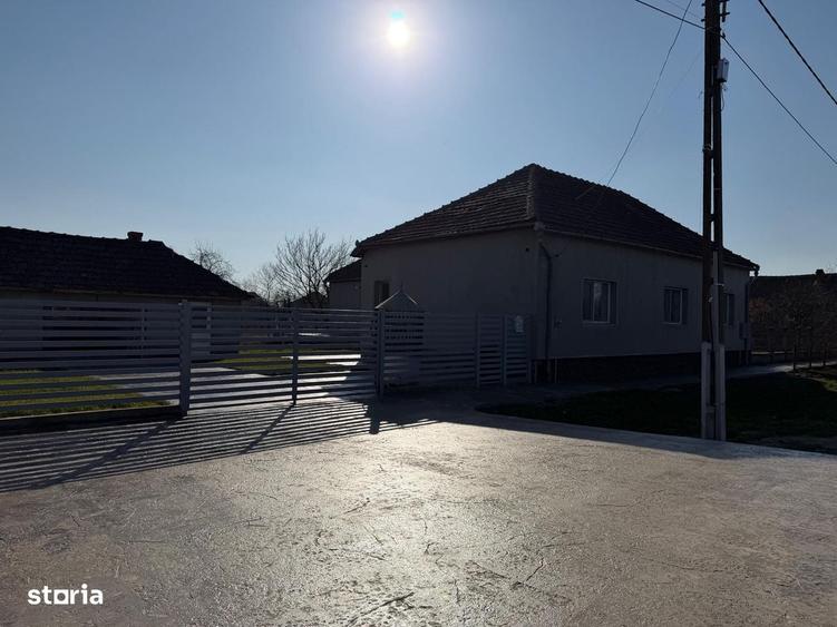 Casă cu 4 camere decomandat în Central