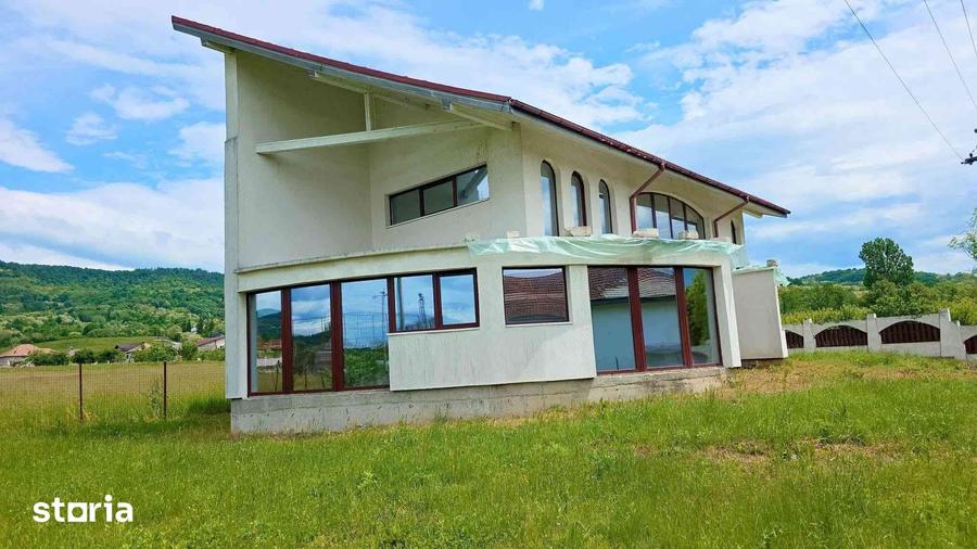 Casă cu 6 camere cu Teren 1601 Mp în Bunești
