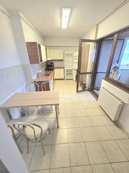 Apartament cu 3 camere semidecomandat în Central