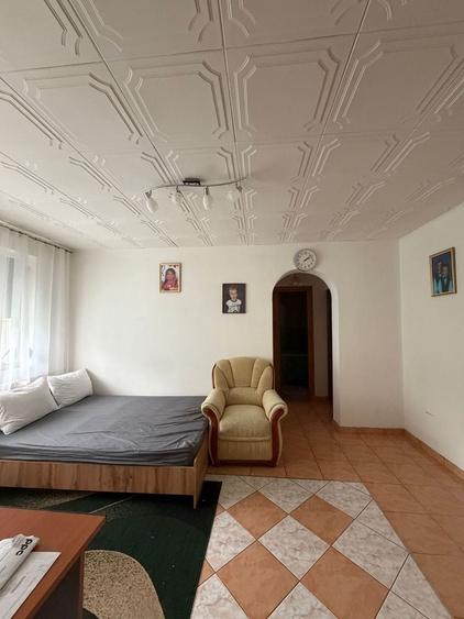 Apartament cu 3 camere semidecomandat în Berceni