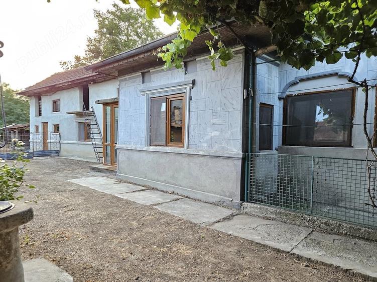 Casă cu 4 camere cu Teren 1000 Mp în Odobești