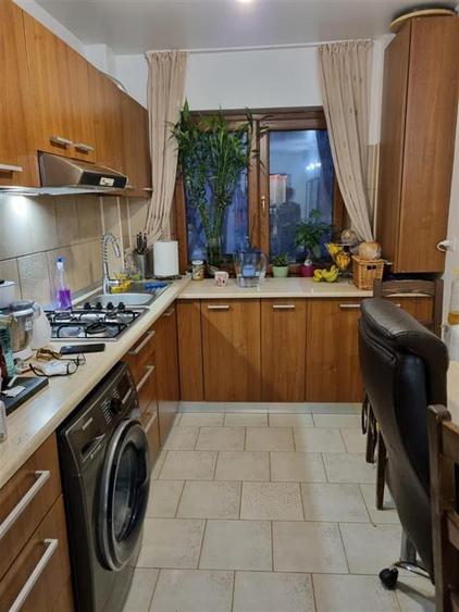 Apartament cu 3 camere decomandat, mobilat în Podu Roș