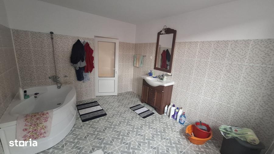 Casă cu 5 camere cu Teren 1088 Mp în Central