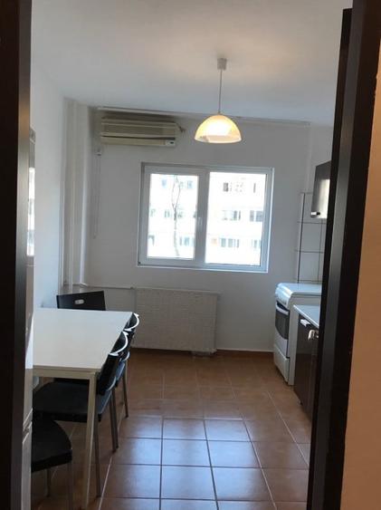Apartament cu 4 camere decomandat în Moșilor
