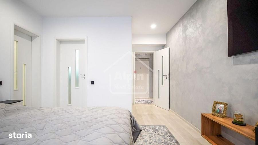 Apartament cu 4 camere decomandat în Tractorul