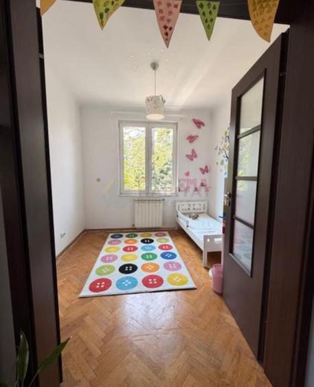 Casă individuală cu 7 camere cu Canalizare în Domenii