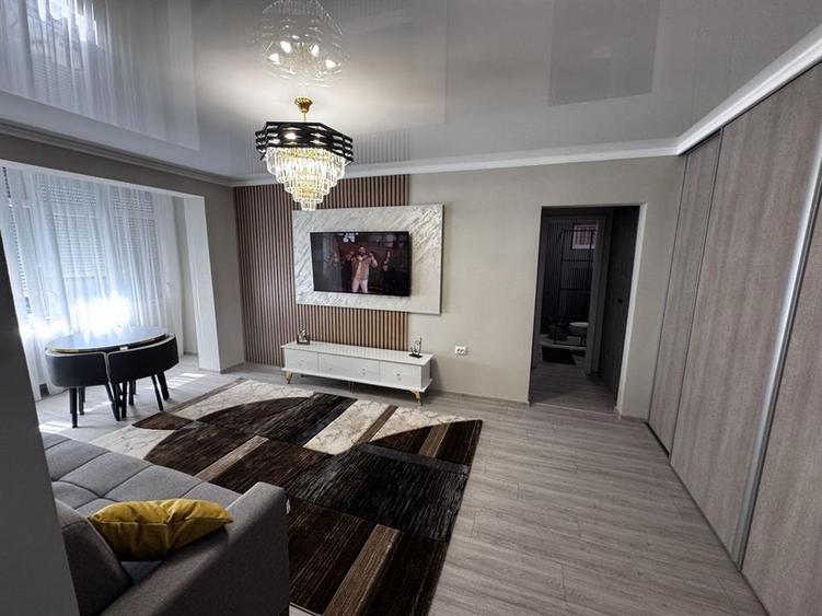Apartament cu 3 camere semidecomandat, mobilat în Apollo