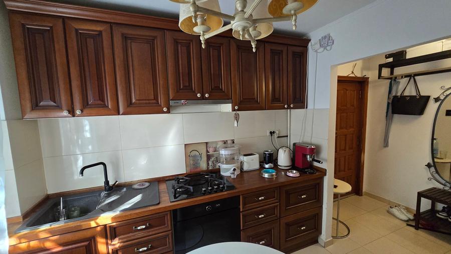 Apartament cu 3 camere decomandat în Titan