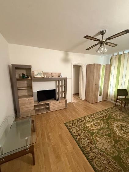 Apartament cu 3 camere semidecomandat în Girocului