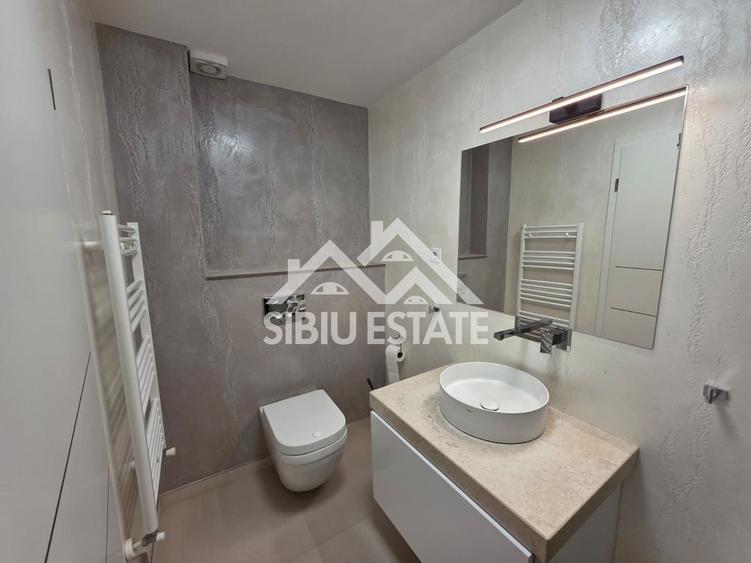 Penthouse cu 4 camere decomandat, mobilat în Periferie